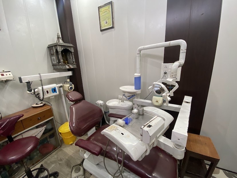Compact dental treatment room at Panwar Dental Clinic