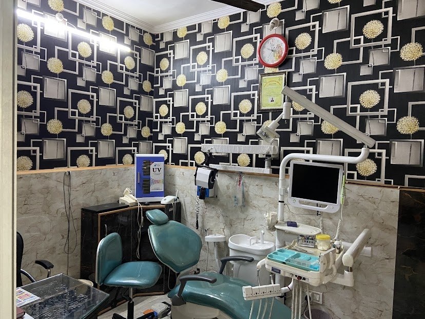 Modern patterned operatory wall and dental chair at Panwar Dental Clinic